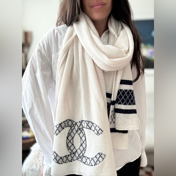 Chanel wool logo scarf - Picture 3 of 8